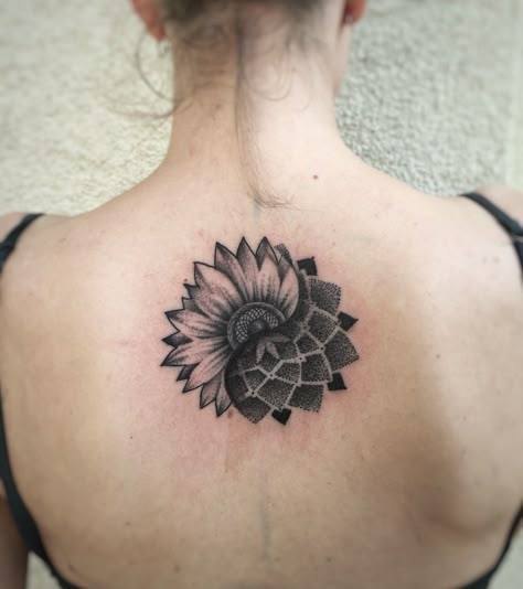 Geometric Yin Yang Tattoo, Meaning Sunflower, Sunflower Mandala Tattoo, Tattoos Male, Infected Tattoo, Tattoos Nature, Tattoo Sonne, Male Tattoos, Tattoos Female