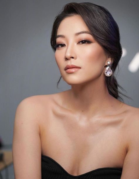 Bridesmaid Makeup Korean Look, Wedding Makeup Natural Asian Brides, Graduation Makeup Ideas Natural Asian, Natural Wedding Makeup For Brown Eyes Asian, Make Up Looks For Asian, Bridal Makeup Korean Brides, Asian Glam Make Up Monolid, Soft Glam Makeup Wedding Asian, Smokey Eye On Asian Eyes