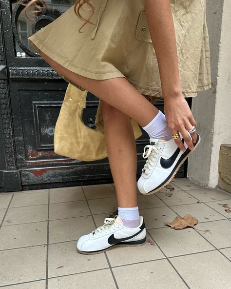 Today‘s fit with @nike Cortez🌟☁️🎀 | Anzeige #Nike #ZalandoStyle @zalando Women Sneakers 2024, Nike Cortez Aesthetic, Nike Sneaker Outfit, Nike Cortez Vintage, Nike 97s, Nike Cortez Outfit, Nike Cortez Women, Nike Cortez Shoes, Cortez Shoes