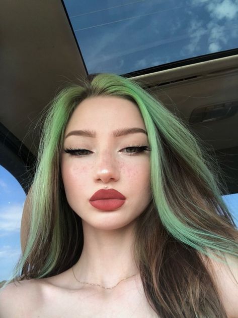 Green Hair Streaks, Green Highlights, Hair Streaks, Dyed Hair Inspiration, Haircut Inspiration, Pretty Hair Color, Hair Inspiration Color, Hair Inspo Color, Jeffree Star