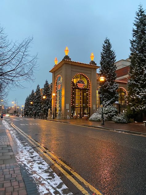 Manchester In Winter, Christmas In Manchester, Manchester England Aesthetic, Manchester Uk Aesthetic, Christmas Snow Aesthetic, Aesthetic Manchester, Manchester Snow, United Kingdom Aesthetic, Manchester Aesthetic