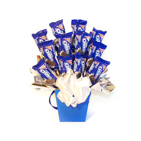 Oreo Bouquet Oreo Gift Basket, Oreo Bouquet, Cookie Centerpieces, Snack Tower, Bday Decor, Food Bouquet, Oreo Biscuits, Baskets Ideas, Mini Torte