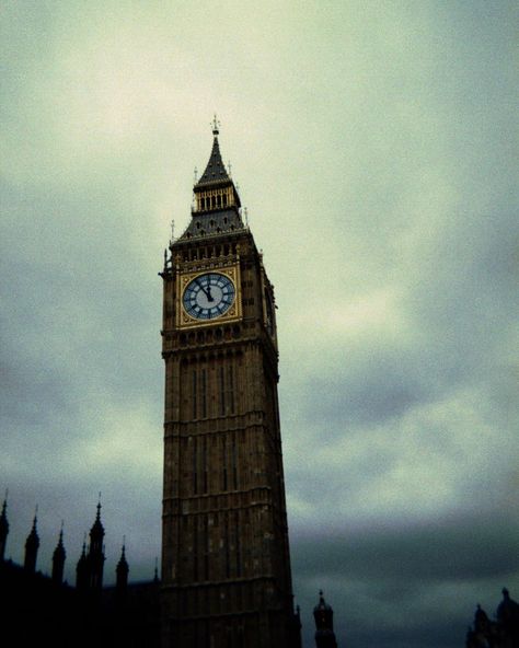 london through the lens of my disposable camera 🎞️🤍☕️ On Film Photography, Film Camera Photography, Photography London, Disposable Camera, Photography Film, On Film, Film Aesthetic, Film Camera, Camera Photography