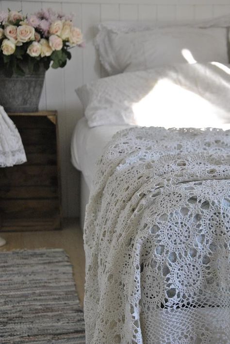 . White Bed, Crochet Bedspread, Linens And Lace, Vintage Interior, Beautiful Bedrooms, Home Fashion, Vintage Linens, Cottage Style, Bedroom Inspirations