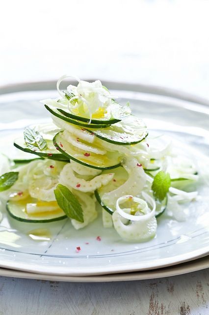 insalata di cetriolo finocchio e limone Salad Macaroni, Zsazsa Bellagio, Mint Salad, Fennel Salad, Culinary Art, Think Food, White Plate, Cucumber Salad, Healthy Salads