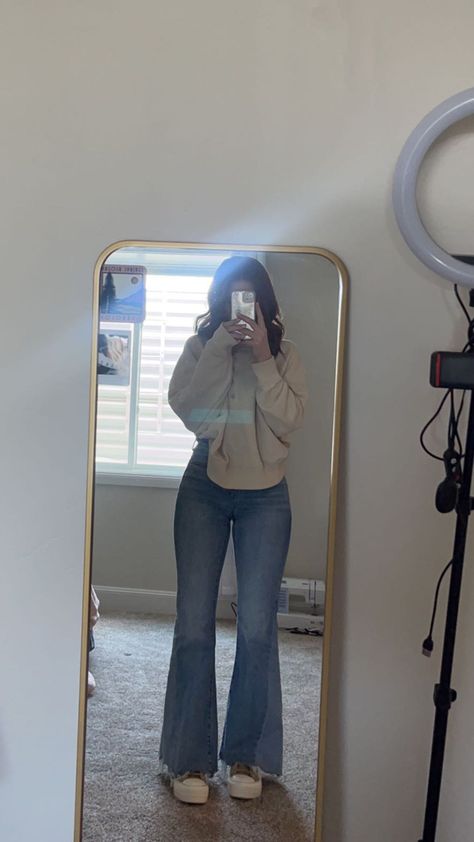 Cute Outfits For Small Women, Fresh Love Outfits, Sweatshirt With Trousers Outfit, Modest Fashion Outfits Jeans, 90s Flare Jeans Outfit Aesthetic, Outfits Aesthetic For College, Hot Temperature Outfits, Everyday Outfits Winter 2023, Comfy Nye Outfit Leggings