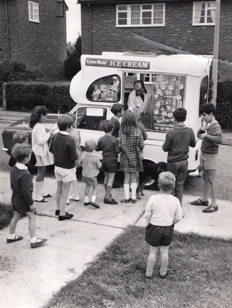 Summer Traditions, Ice Cream Man, Ice Cream Van, Childhood Memories 70s, Wonder Years, Bd Comics, Ice Cream Truck, An Ice Cream, Photo Vintage