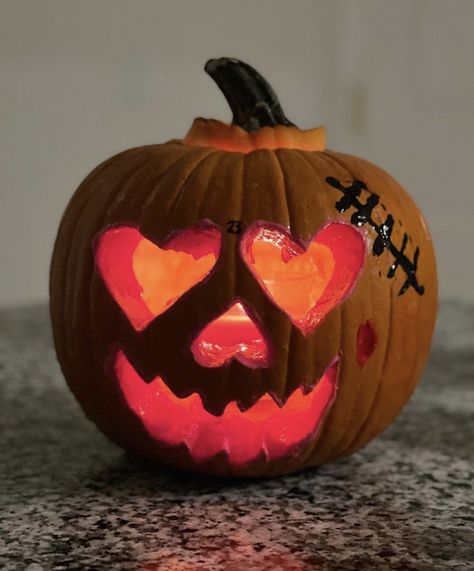 Pumpkin Ideas For Small Pumpkins, Designs For Carving Pumpkins, Curve Pumpkin Ideas, Carving A Pumpkin Ideas, Pumk8n Carving, Pumpkin Carving For Small Pumpkins, Carving Ideas Pumpkin, Pumpkin Carving Ideas To Put On Head, Ideas For Carving Pumpkins Easy