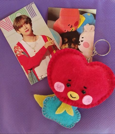 Bt21 Tata, Pretty Gift Wrapping Ideas, Felt Doll Pattern, Felt Keychain, Kpop Diy, Felt Crafts Diy, Easy Diy Jewelry, Bts Merch, Cute Diys