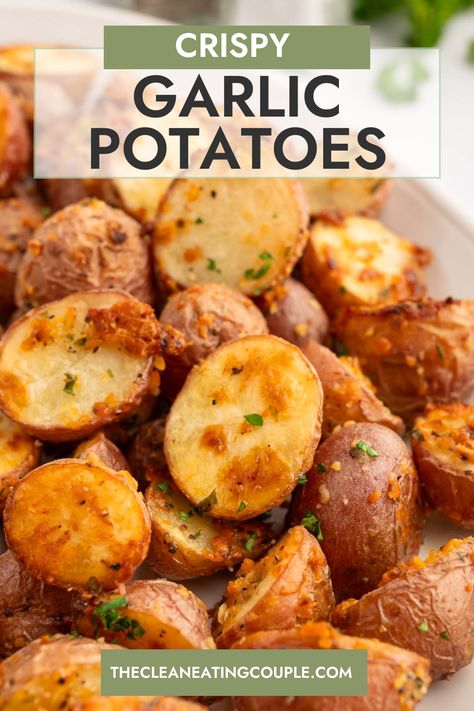 The most delicious Crispy Garlic Potatoes Recipe. Easy to make - these potatoes come out perfectly oven roasted every time! Serve with your favorite soup, salad, or casserole dinner! Roast Baby Potatoes, Simple Roasted Potatoes, Garlic Potatoes Recipe, Potatoes Oven, Clean Eating Side Dishes, Parmesan Potato Recipe, Healthy Side Dish Recipes, Garlic Parmesan Potatoes, Sweet Potato Dishes