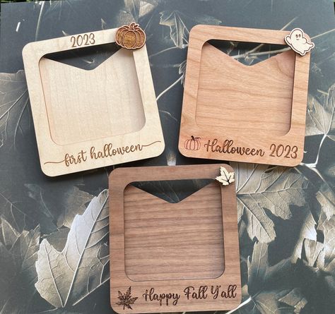 Fits a 3.5 x 3.5 inch photo!Maple - Lightest colorWalnut - Darkest colorCherry - between maple and walnutThese photo frames are the perfect addition to your refrigerator! They can be customized in many different ways! Choose one of our standard saying or select "custom design!" and let us engrave what is important to you!Special events that you would love to memorialize (first home, wedding, birthday, anniversary, graduation, retirement, new babies) and your favorite photo!Each photo frame will Laser Picture Frame, Laser Gifts Ideas, Wecreat Vision, Engraver Projects, Laser Crafts, Engraving Projects, Glow Forge, Maker Space, Laser Cut Wood Crafts