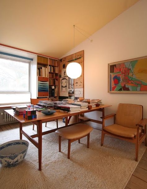 A look at Finn Juhl's personal residence in Ordrup, Denmark, now a museum.    The house where Finn Juhl lived and worked, lo... Dwr Bookshelf, House Of Finn Juhl, Pelican Chair Finn Juhl, Finn Juhl House, Finn Juhl Desk, Danish Interior, Design Furniture, Mid Century House, Home Office Design