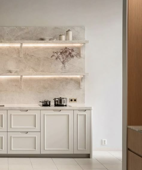 Kitchen With Marble Backsplash, Marble Kitchen Counter, Kitchen With Marble, Modern Minimalist Kitchen, Condo Kitchen, The World Of Interiors, Laundry Room Inspiration, Quartz Kitchen, Marble Backsplash