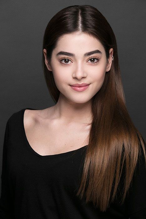 Simay Barlas was born in 5 May 1998 in Istanbul. After graduation, she made her debut with her role as Oyku at a successful Turkish series Broken Pieces After Graduation, Photos Of People, Turkish Drama, Hilarious Photos, Broken Pieces, Turkish Series, No Matter How, Series Movies, Istanbul