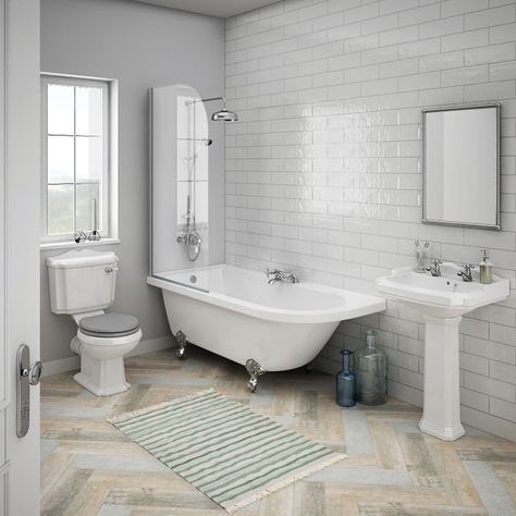 TRADITIONAL BATHROOM IDEAS – If you think traditional bathroom models are left behind, you’ve got it wrong. Many house owners still love practising th... 1930s Bathroom, Makeover Kamar Mandi, Traditional Bathroom Designs, Traditional Bathrooms, Corner Bath, Metro Tiles, Bacolod, Victorian Bathroom, Cottage Bathroom