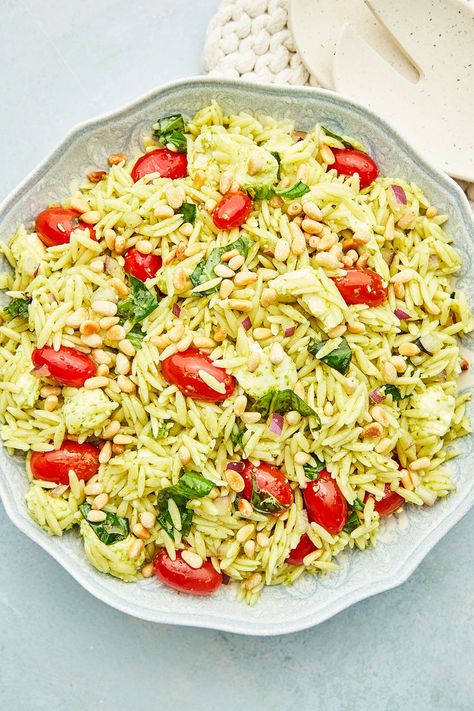 This quick and easy orzo pesto salad is loaded with fresh basil, cherry tomatoes, and fresh mozzarella. A perfect light lunch or side dish! Orzo Pesto, Easy Orzo, Orzo Salad Recipes, Pesto Salad, Orzo Salad, Light Lunch, Fresh Mozzarella, Orzo, Fresh Basil