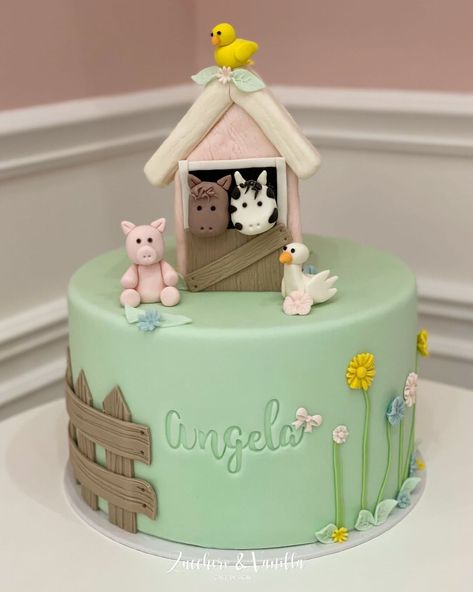 𝐙𝐮𝐜𝐜𝐡𝐞𝐫𝐨&𝐕𝐚𝐧𝐢𝐥𝐥𝐚 | Cake Design on Instagram: “Farm Cake per la piccola Angela 🐮🐷 #zuccherovanilla #cakedesign • • #farm #farmcake #temafattoria #tortafattoria #fattoria #pig #partycake…” Pastel Farm Cake, Vanilla Cake Design, Farm Birthday Cakes, Barnyard Cake, Hanging Cake, Barn Cake, Farm Animal Cakes, Animals Cake, Farm Animals Birthday Party