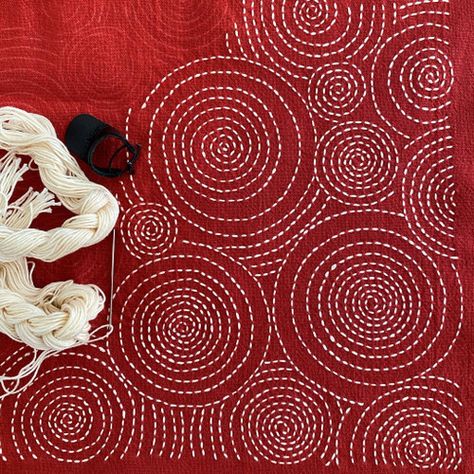 Sashiko Swirls Pattern Sashiko Tutorial, Boro Stitching, Sashiko Pattern, Textile Art Embroidery, Japanese Quilts, Sashiko Embroidery, Hand Embroidery Projects, Japanese Embroidery, Japanese Textiles