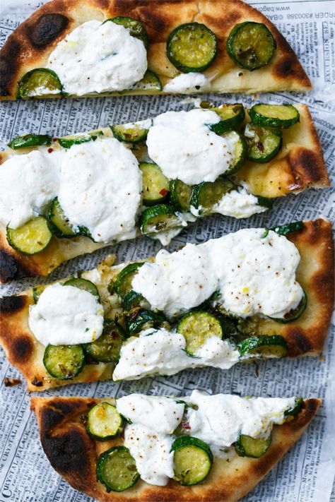 Zucchini Naan Flatbread with Lemon Ricotta - Proof that dinner in a hurry doesn't have to  be any less delicious. Nanna Bread, Bread Zucchini, Flatbread Pizzas, Naan Flatbread, Pizza Vegana, College Cooking, Recipes Pizza, Zucchini Pizza, Naan Pizza