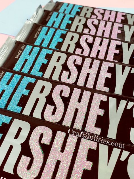 Gender reveal party idea - Glitter HERSHEY'S candy bars - HE or SHE - Party favor / table decoration - Pink and blue Hershey Gender Reveal Candy, Hershey Bar Gender Reveal, Hershey Gender Reveal, Hersheys Gender Reveal, Pink And Blue Treats Gender Reveal, Treats For Gender Reveal Party, Party Favors For Gender Reveal Party, Gender Reveal Sweets Table Desserts, Christian Gender Reveal