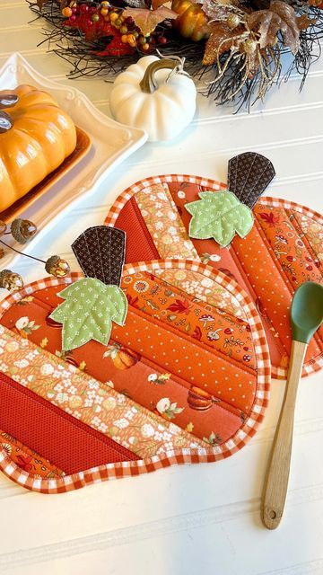 Pumpkin Placemats, Fall Pots, Fall Sewing Projects, Quilted Potholders, Fall Sewing, Fall Quilts, Cache Pot, Hot Pad, Fall Prints