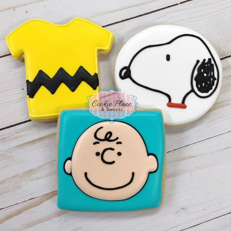 Charlie Brown & Snoopy cookies... - Cookie Place and Sweets Charlie Brown Cookies Decorated, Vintage Cookies Decorated, Charlie Brown Cookies, Snoopy Cookies, Charlie Brown Valentine, Smile Cookies, Snoopy Easter, Cartoon Cookie, Great Pumpkin Charlie Brown