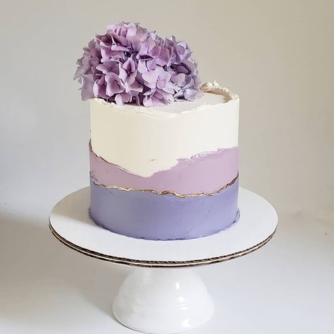 Wow Birthday Cake, Cake For Sweet 16, Cakes Purple, Cake Designs Elegant, Cake Designs Purple, Lilac Cakes Birthday Aesthetic, Custom Cake Designs, Cake For Artist, Customized Cake