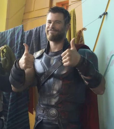 Behind the scenes Chris Hemsworth in Thor Ragnarok. #superheroe #marvel #ThorRagnarok #ChrisHemsworth #thorsday Thor Ragnarok 2017, Avengers Pictures, Avengers Imagines, Chris Hemsworth Thor, Avengers Cast, Thor Ragnarok, Marvel Photo, Marvel Images, Dc Memes