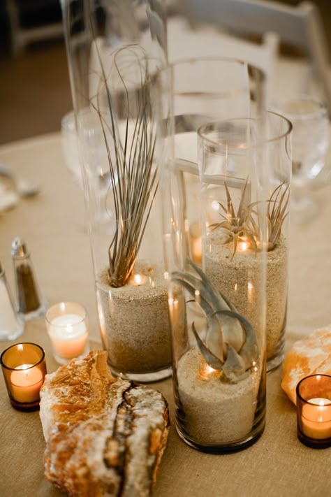 vase centerpieces - photo by Our Love is Loud http://ruffledblog.com/colorado-wedding-with-earth-tones Simple Beach Centerpieces Wedding, Beach Boho Centerpieces, Wedding Centerpieces Non Floral, Sea Grass Centerpiece, Boho Beach Centerpieces Wedding, Fall Beach Wedding Centerpieces, Wedding Beach Centerpieces, Beach Floral Wedding, Sand Centerpieces Wedding