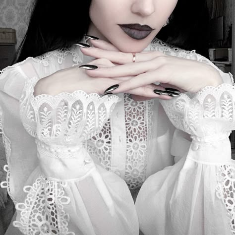 Gothic Coquette Aesthetic, Bubble Goth Aesthetic, Light Goth Aesthetic, White Vampire Aesthetic, Romantic Goth Style, White Gothic Aesthetic, Romantic Gothic Aesthetic, White Goth Dress, Victorian Goth Aesthetic