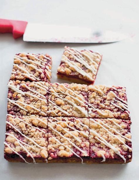 Linzer Bars Recipe (These easy linzer bars are buttery and crumbly and raspberry-y in the best possible way with all the tast of a classic linzer tart but none of the fuss.) Linzer Bars, Linzer Tart, Raspberry Crumble Bars, Almond Glaze, Strawberry Oatmeal Bars, Raspberry Crumble, Strawberry Oatmeal, Tray Bake, Portuguese Food