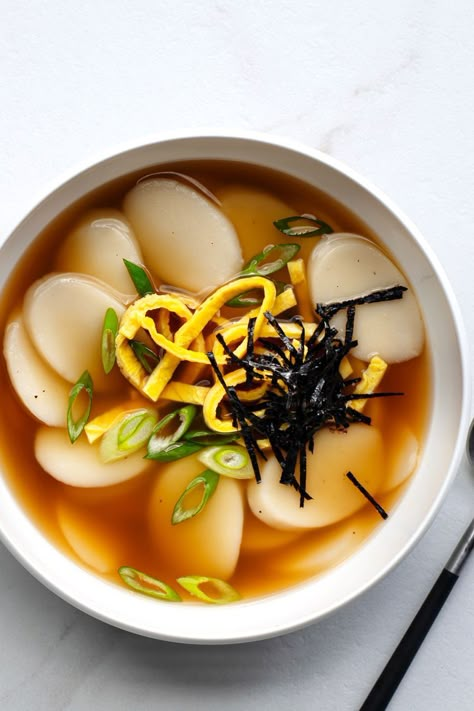 Korean New Year's Food Tradition: Rice Cake Soup (Duk Guk) Tteokbokki Soup Recipe, Korean New Year Food, Duk Guk Recipe, Tteokbokki Soup, Food International, Korean Rice Cake Recipe, Rice Cake Recipes Korean, Korean Dishes Traditional, Korean Rice Cakes