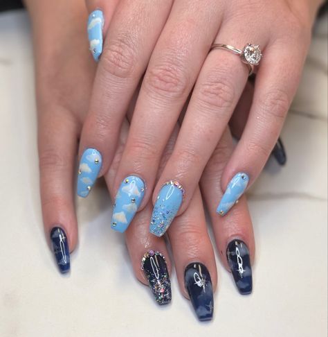 Day And Night Nail Art, Night And Day Nails, Day And Night Nails, Clouds Nails, Comic Book Nails, Cloud Nails, Moon Nails, Simple Canvas Paintings, Trendy Nail Design