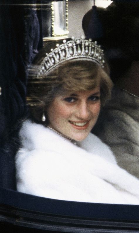 Princess Diana's Favorite Tiara Makes a Comeback — on Kate Middleton Princess Diana Fashion, Princess Diana Family, Princess Diana Photos, Princess Diana Pictures, Princes Diana, Diana Fashion, Lady Diana Spencer, Diana Spencer, Princesa Diana