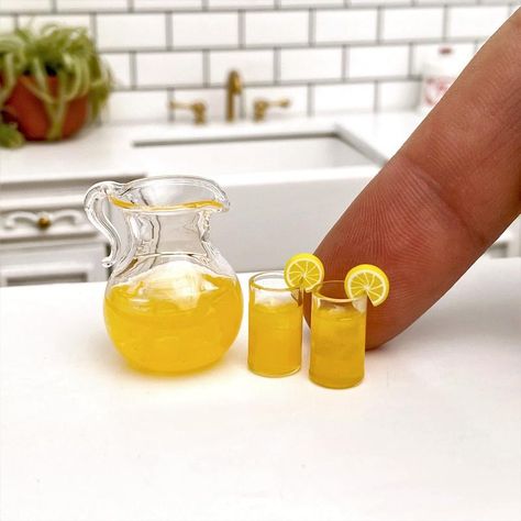 Dollhouse Miniature Lemonade Set. Dollhouse Miniature Lemonade Set of 2 glasses and 1 pitcher Mini Everyday Items, Miniature Things, Nunu's House Miniatures, Miniature Utensils Diy, Rement Miniatures Food, Miniature Drinks, Kitchen Miniature Model, Lemon Miniatures, Rement Miniatures