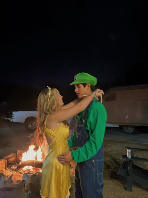 Princess Daisy And Luigi Costume, 60s Couple Costume, Luigi And Daisy Costume, Couples Halloween Costume Aesthetic, Partner Halloween Costumes Couple, Iconic Couples Costumes Halloween, Daisy Halloween Costume, Couples Costumes Cute, Nerdy Couples Costumes