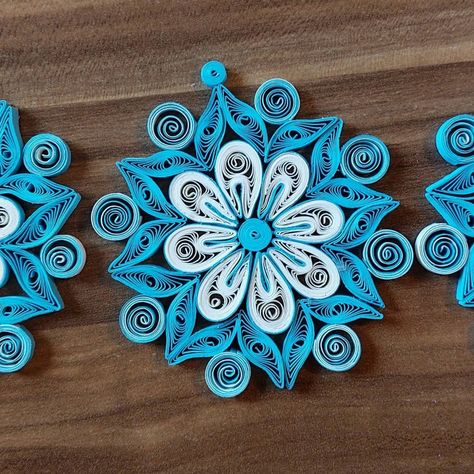 Quilling Ornaments, Quilling Flowers Tutorial, Quilling Videos, Diy Quilling Crafts, Quilled Christmas, Quilling Flower Designs, Mom Of Four, Paper Quilling For Beginners, Paper Quilling Flowers