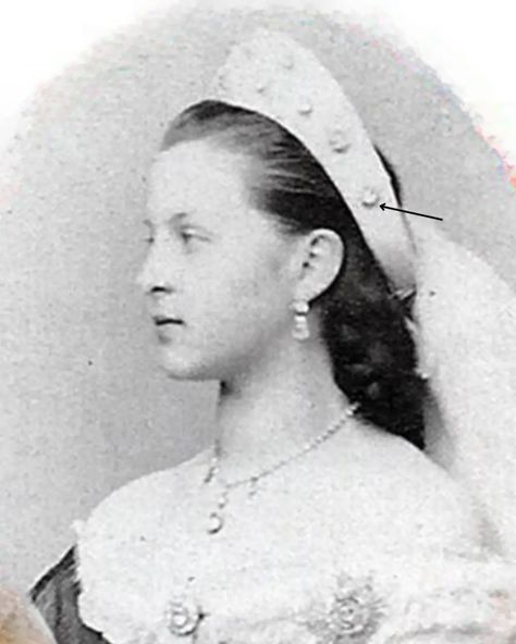 Her maternal grandmother, Queen Olga of Greece, was also a Russian Grand Duchess by birth with her own magnificent jewellery collection.
As she was growing up, it was a Romanov family tradition to give girls two diamonds a year for birthdays and name days until they reached adulthood. By the time she was sixteen, Olga already had 26 diamonds that she could sew in to her Kokoshnik, the traditional Russian court headdress. Russian Tiara, Kokoshnik Russian, Romanov Jewels, Russian Crown, Royal Crown Jewels, Grand Duchess Olga, Romanov Family, Princess Alexandra, Family Tradition