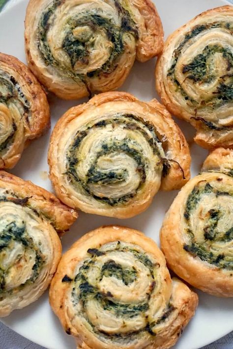 Spinach Pinwheels with ricotta cheese, a delicious afterschool snack that is ready in about 30 minutes. Super simple to make, and delicious, these pinwheels are a favourite with my family. Toddler-approved bites that only need 3 ingredients. Pinwheels Puff Pastry, Bacon Pinwheels, Spinach Pinwheels, Puff Pastry Pinwheels, Vegan Potluck, Spinach And Ricotta, Bite Size Food, Spinach Ricotta, Pinwheel Recipes