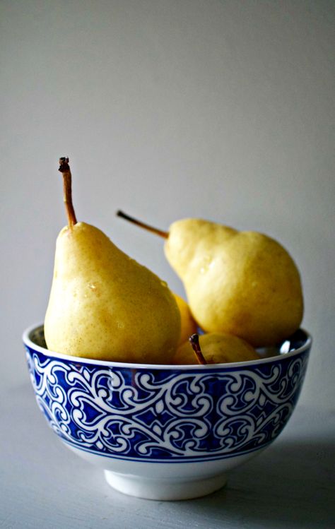 Photos Of Pears, Pears Photography, Fruits Composition, Pear Photography, Lemon Pictures, Fruit Still Life, Still Life Pictures, Studying Food, Life Paint