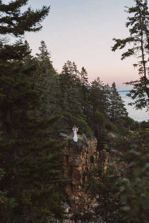 Bride and groom stand at the edge of a cliff during their Acadia National Park elopement Redwood National Park Elopement, Acadia Engagement Photos, Acadia National Park Elopement, Acadia Wedding, Acadia Elopement, Acadia National Park Wedding, Ring Dunk, Park Ceremony, Picnic Elopement