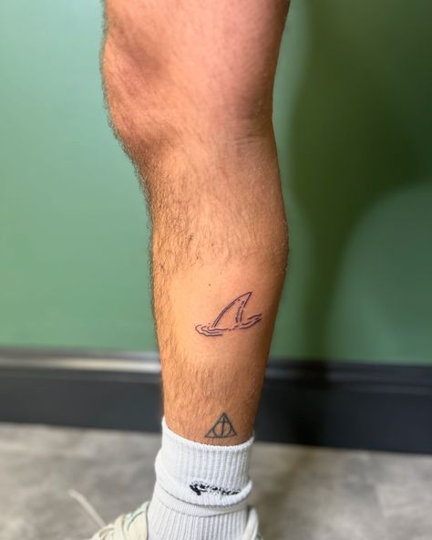 Shark Fin flash Friday the 13th • • 📍Anima Animus Tattoo 📲 DM to book your appointment • • • #shark #sharkattack #jaws #flashtattoo #tattooflash #fridaythe13thtattoo #fridaythe13th #cttattoo #cttattooartist #ctartist Hammer Shark Tattoo, Shark Fin Tattoo, Hammer Shark, Anima Animus, Anima And Animus, Friday The 13th Tattoo, Shark Tattoo, Shark Tattoos, Shark Fin