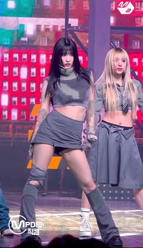 Twice Momo Stage Outfit, Momo Set Me Free Outfit, Set Me Free Twice Outfit, Twice One Spark Outfits, Twice Set Me Free Outfits, Twice Stage Outfits, Momo Outfit, Itzy Concert, Kpop Fits