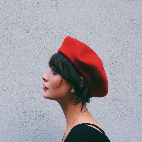 Aesthetic Tutorial, Taylor Lashae, Red Beret, Trendy Hat, Foto Poses, Girl Short Hair, Outfits With Hats, Grunge Hair, Shoulder Length Hair