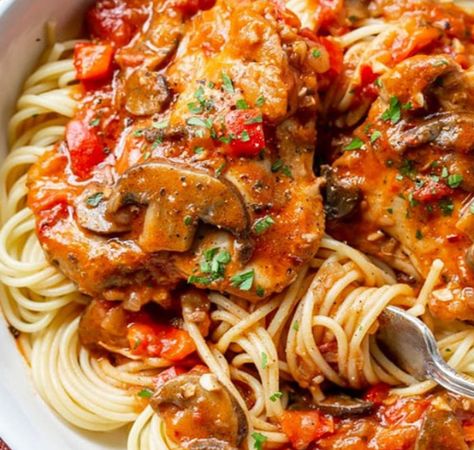 This chicken cacciatore recipe is one of the most satisfying, delicious  and comforting Italian dishes you can make at home. It's Flаvоrful, rісh, earthy and Restaurant Chicken Recipes, Grilled Italian Chicken, Italian Chicken Cacciatore, Cacciatore Chicken, Italian Chicken Dishes, Restaurant Chicken, Cacciatore Recipes, Chicken Cacciatore Recipe, Italian Recipes Traditional