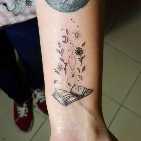 20+ Exceptional Book Tattoo Ideas Tattoo Ideas Book, Feyre Tattoo, Book Tattoo Ideas, Wörter Tattoos, One Word Tattoos, Bookish Tattoos, Small Girl Tattoos, Tattoos Geometric, Initial Tattoo