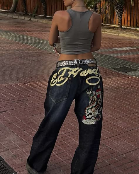 Ed Hardy Baggy Jeans, Ed Hardy Pants Outfit, Es Hardy Jeans, Graphic Jeans Outfit, Ed Hardy Jeans Outfit, Deftones Concert Outfit, Custom Cargo Pants, Graphic Baggy Jeans, Ed Hardy Outfit