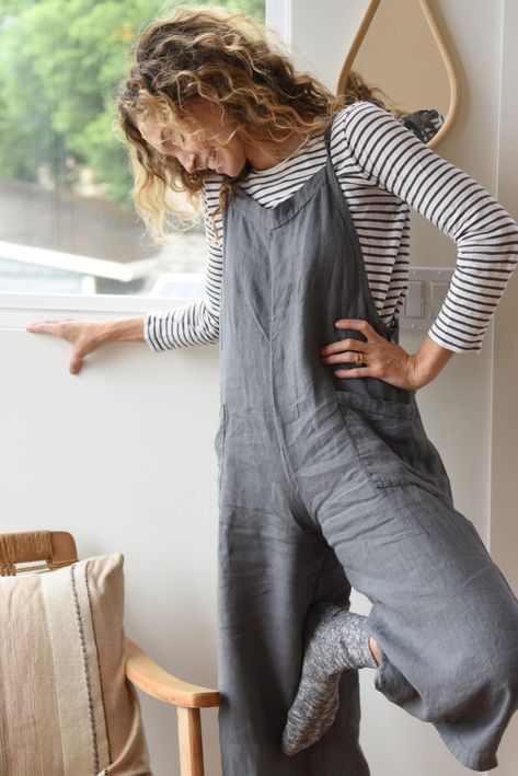 Linen Dungarees Outfit, Green Linen Overalls Outfit, Cotton And Linen Clothing, Crunchy Mom Aesthetic Clothes, Linen For Winter, Linen Overalls Outfit Winter, Natural Fashion Style Outfits, Artsy Mom Aesthetic, Rustic Casual Outfits