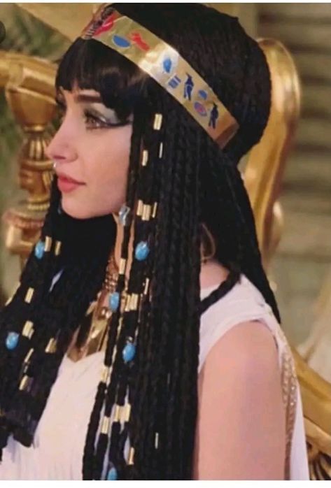 Egyptian woman Egyptian jewelry Egyptian costume ancient Egypt fashion Egyptian Headdress, Egypt Costume, Egyptian Heritage, Ancient Egypt Fashion, Egyptian Makeup, Doll Customization, Egypt Fashion, Old Egypt, Egyptian History