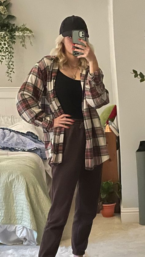 Brown Fannels Shirts Outfits, Fannels Shirts Styling, Brown Plaid Flannel Outfit, Brown Plaid Shirt Outfit, Baggy Flannel Outfit, Big Flannel Outfit, Brown Flannel Outfit, Shirt Layering Outfit, Plaid Flannel Outfit